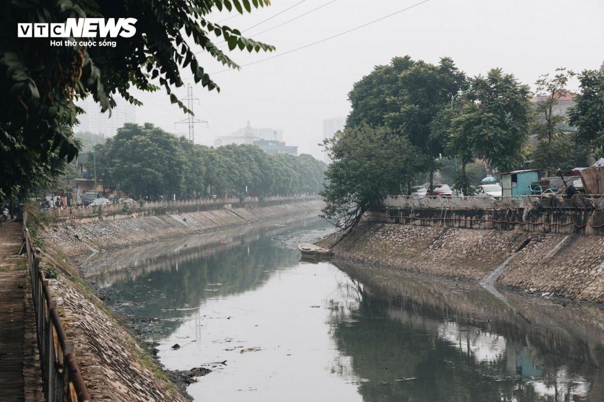 Sông Kim Ngưu chịu chung số phận khi cũng nằm trong hệ thống thoát nước thải của Hà Nội. Hàng ngày, dòng sông phải gánh lượng nước thải lớn xả thẳng không qua xử lý. Cứ 1km sông Kim Ngưu lại có 7 ống cống xả thải trực tiếp.