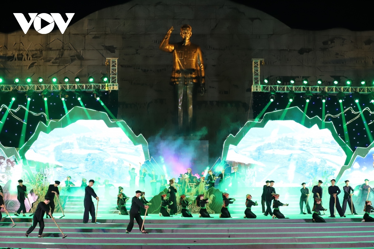 Each one features music performances about Dien Bien, the immense love for Uncle Ho, and Son La’s modern socio-economic developments.