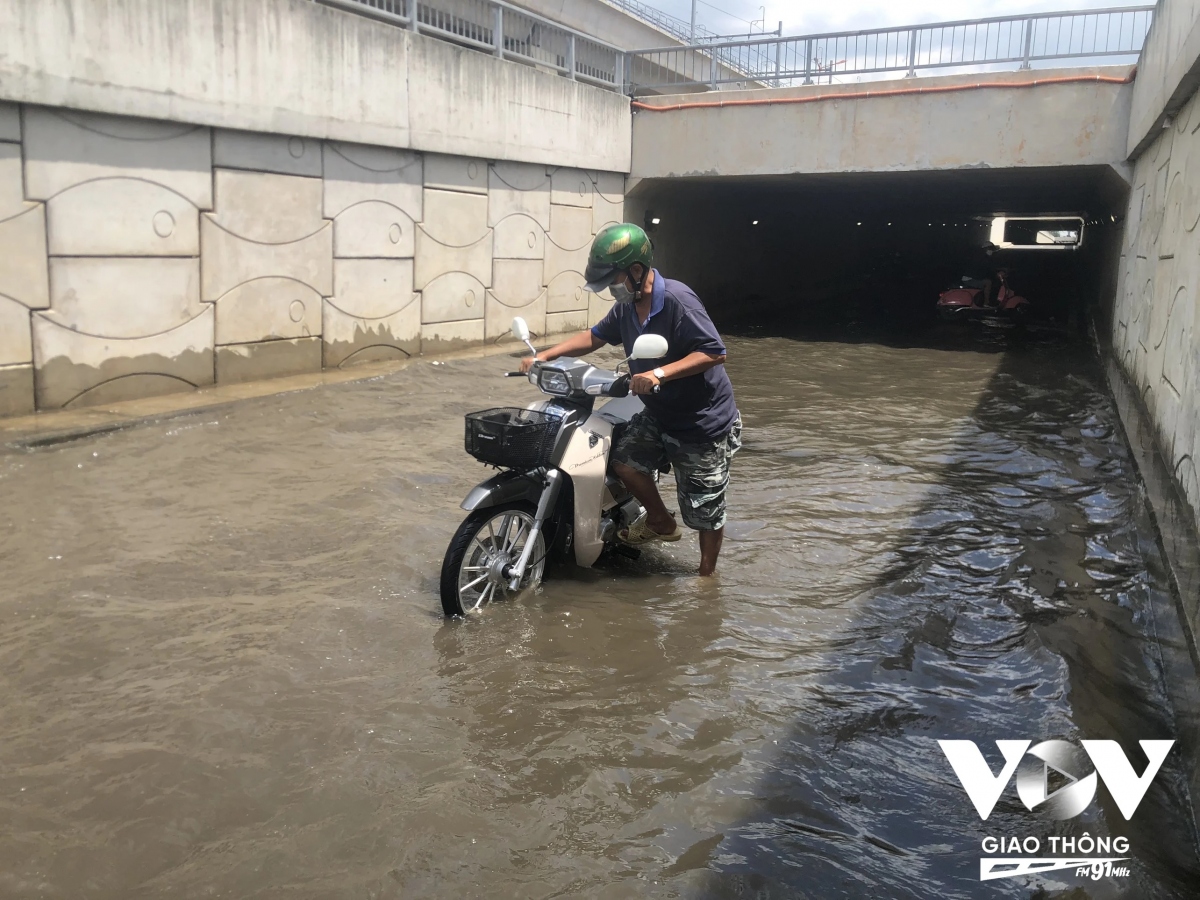 Nhiều người dân bị chết máy khi đi qua khu vực hầm chui này