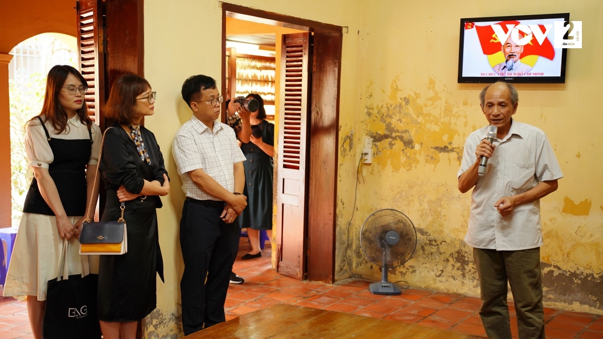Mỗi đoàn khách tham quan được ông Công Ngọc Dũng giới thiệu về lịch sử ngôi nhà.