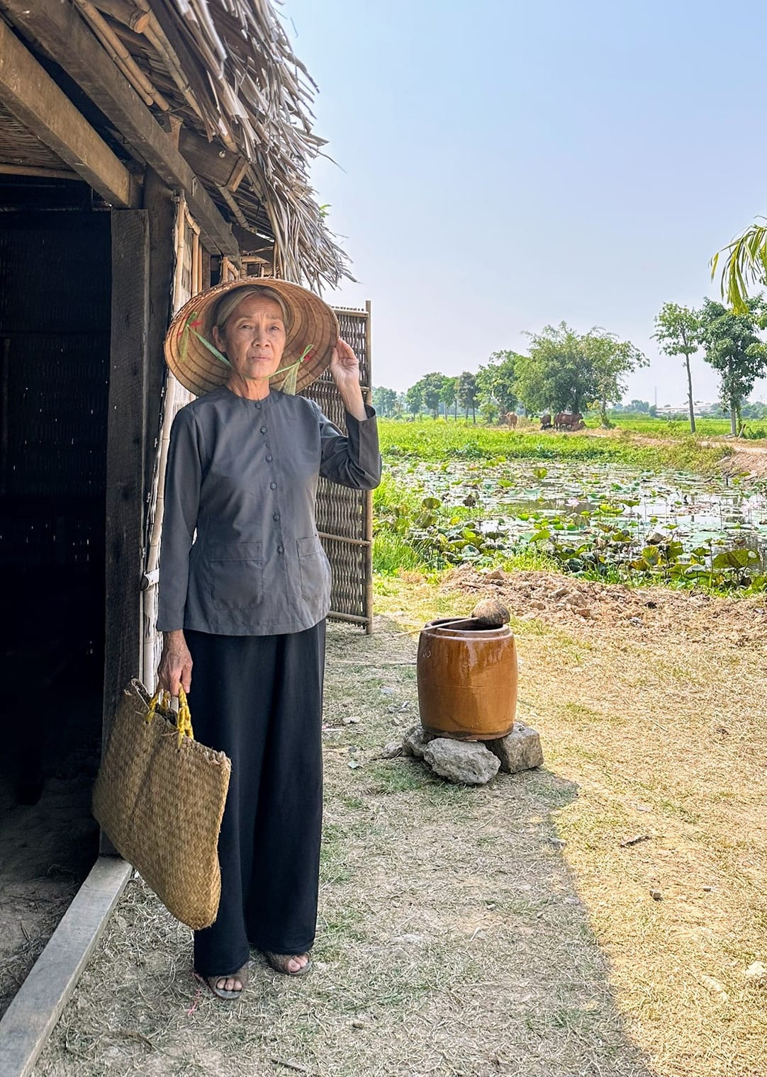Bà hay vào bếp nấu rồi gọi gia đình con trai sang ăn bởi quan niệm bữa cơm gia đình là thiêng liêng nhất. Ông xã Thanh Hiền từng bị tai biến, sức khỏe yếu nhưng hiện hồi phục phần nào, có thể tự chăm sóc bản thân khi vợ vắng nhà. 