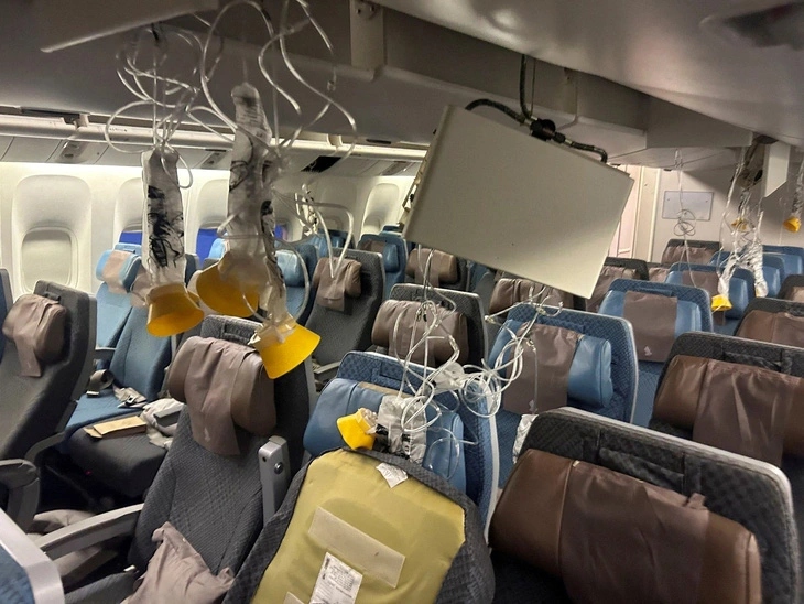 Hình ảnh trong khoang hành khách của chuyến bay SQ321, Hãng hàng không Singapore Airlines, sau khi máy bay phải hạ cánh khẩn cấp xuống sân bay quốc tế Suvarnabhumi ở Bangkok (Thái Lan) ngày 21/5. Ảnh: Reuters