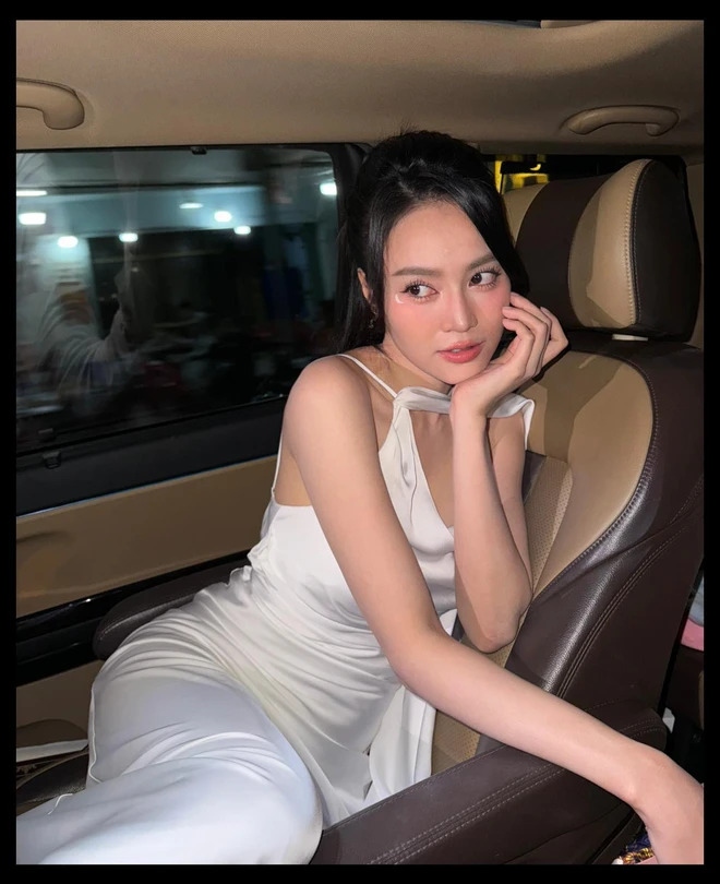 Dù đã sang nước ngoài học tập nhưng Lan Ngọc vẫn nhận được sự quan tâm của khán giả. Ở show thời trang được diễn ra vào ngày 26/5 thì trên poster quảng bá, bên cạnh các cái tên như H'Hen Niê, Thùy Tiên, Minh Tú... Ninh Dương Lan Ngọc cũng góp mặt. Cũng từ đây, nhiều người đặt câu hỏi về việc nữ diễn viên sẽ về nước để tham gia show diễn.