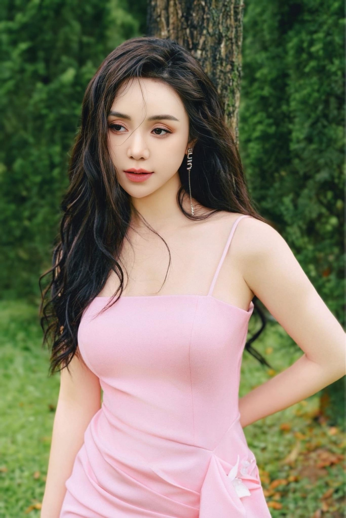 Quỳnh Kool - cô giáo Nguyệt 'Chúng ta của 8 năm sau' được khen ngày càng xinh đẹp, vóc dáng chuẩn và eo thon hơn trước.