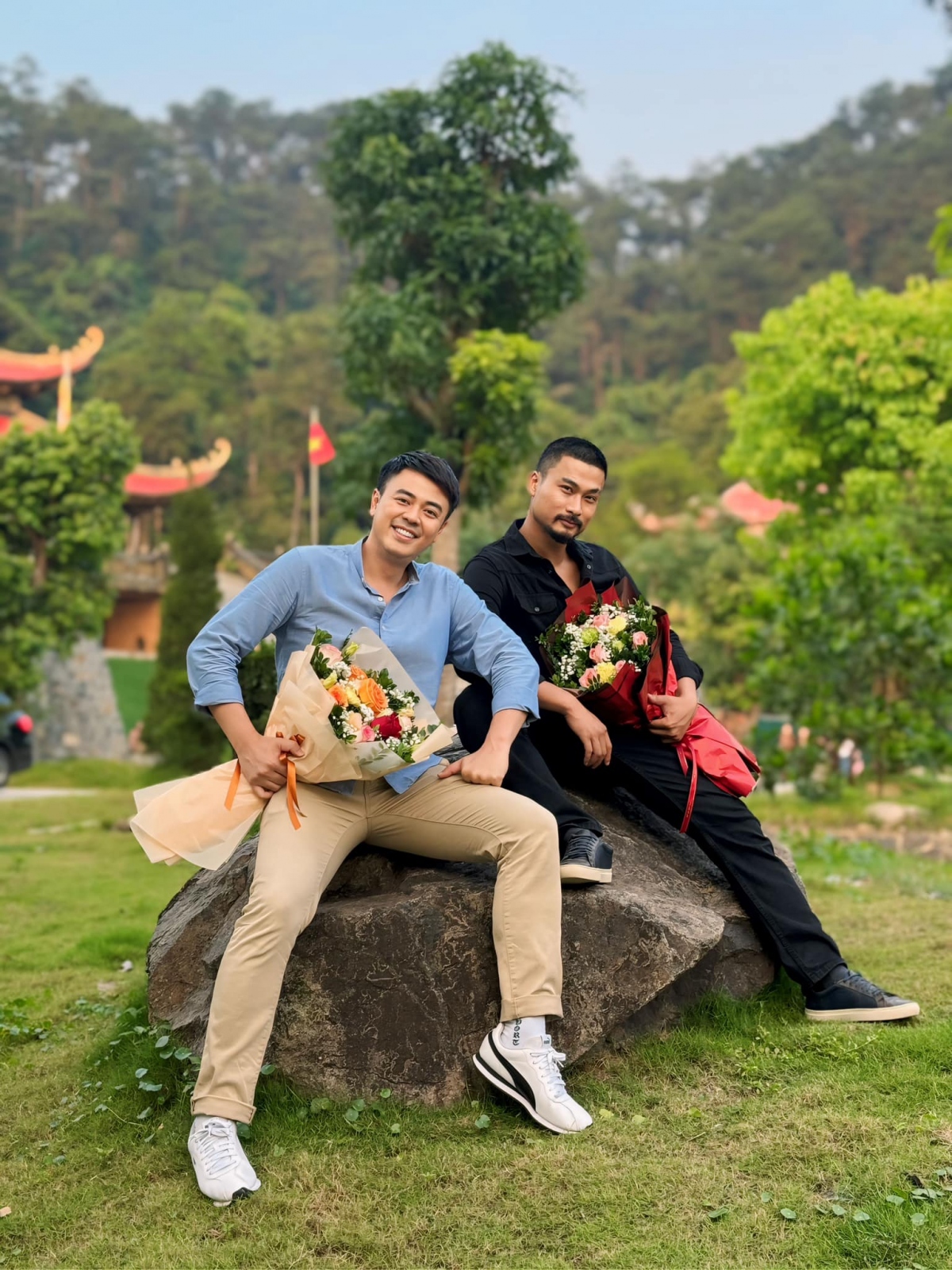 Anh em Trí (Duy Hưng) - Tuệ (Tuấn Tú) trong ngày đóng máy phim "Người một nhà".