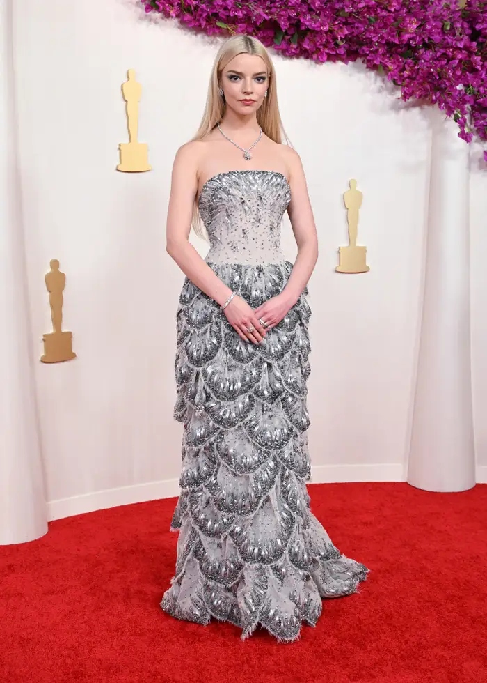 Anya Taylor-Joy đến dự lễ trao giải Oscar 2024 với bộ váy lấp lánh lấy cảm hứng từ chiếc váy Junon nổi tiếng của Dior, được thiết kế vào năm 1949. Chiếc váy của cô gồm phần áo quây và phần váy đính cườm. Kết hợp với trang sức kim cương đến từ thương hiệu Tiffany &amp; Co., bộ trang phục của Anya Taylor-Joy trở nên lộng lẫy trên thảm đỏ Oscar.