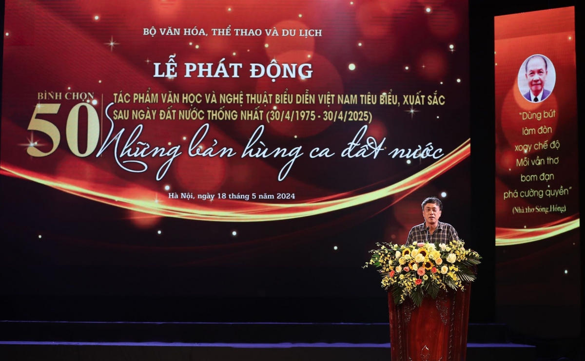 Nhà văn Nguyễn Bình Phương, Phó chủ tịch Hội Nhà văn Việt Nam phát biểu tại buổi lễ. Ảnh: Nam Nguyễn.