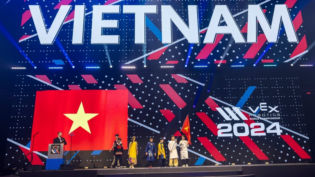 Ngay sau lễ khai mạc, đội tiểu học Việt Nam tham gia đấu trận đầu tiên VEX IQ đã giành nhất, nhì các bảng, gây ấn tượng mạnh cho Ban tổ chức và các đội bạn (Nguồn: Trần Việt Hùng)