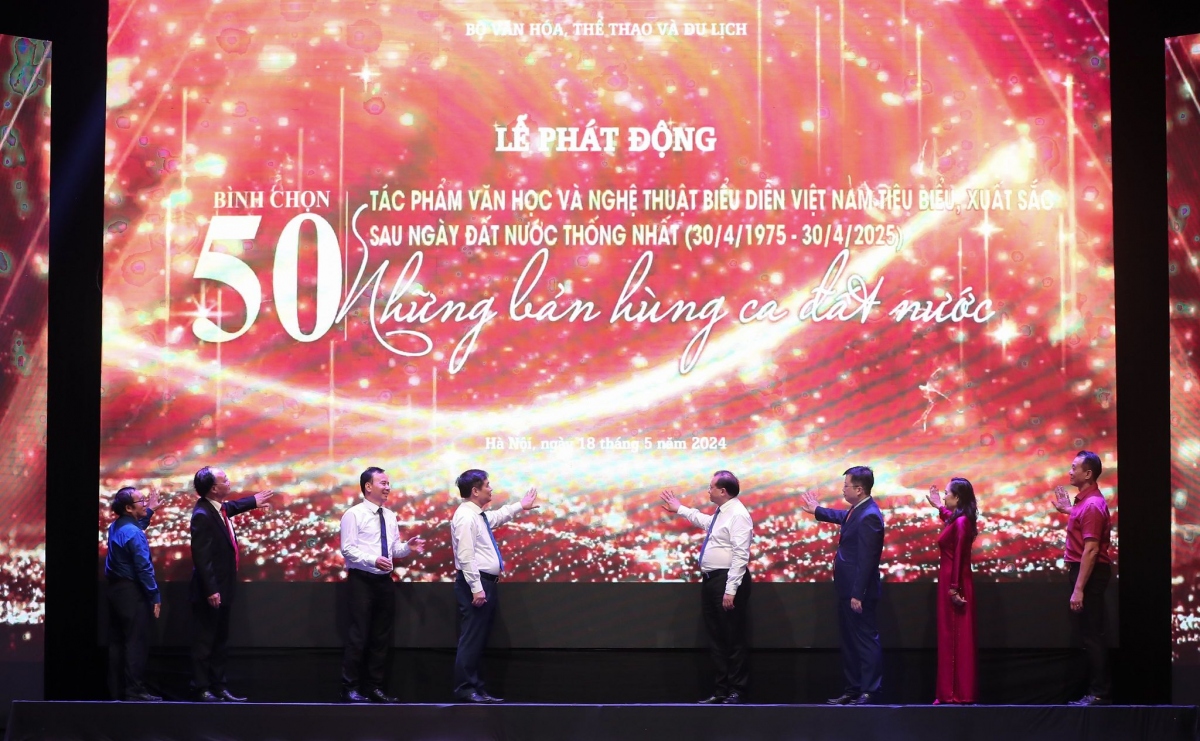 Các đại biểu thực hiện nghi thức phát động bình chọn 50 tác phẩm văn học nghệ thuật tiêu biểu sau ngày đất nước thống nhất. Ảnh: Nam Nguyễn.
