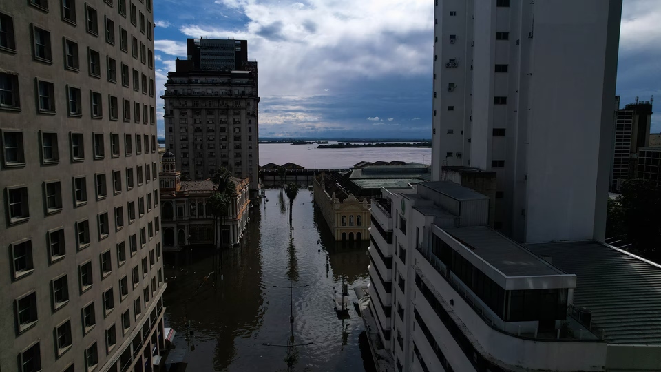 Trước đó, trận lũ lụt tồi tệ nhất được ghi nhận ở đô thị Porto Alegre vào năm 1941, khi mực nước sông dâng cao tới 4,71m. Trong ảnh: Khung cảnh ngập lụt ở Porto Alegre, bang Rio Grande do Sul, Brazil.