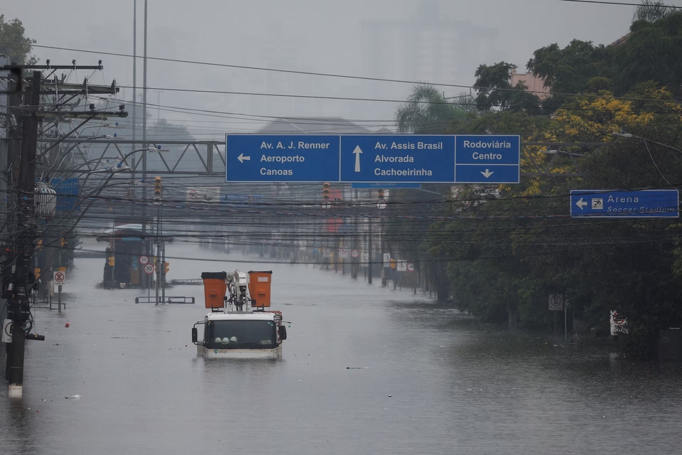 Một chiếc xe tải ngập trong sâu trong nước ở Porto Alegre, bang Rio Grande do Sul, Brazil.