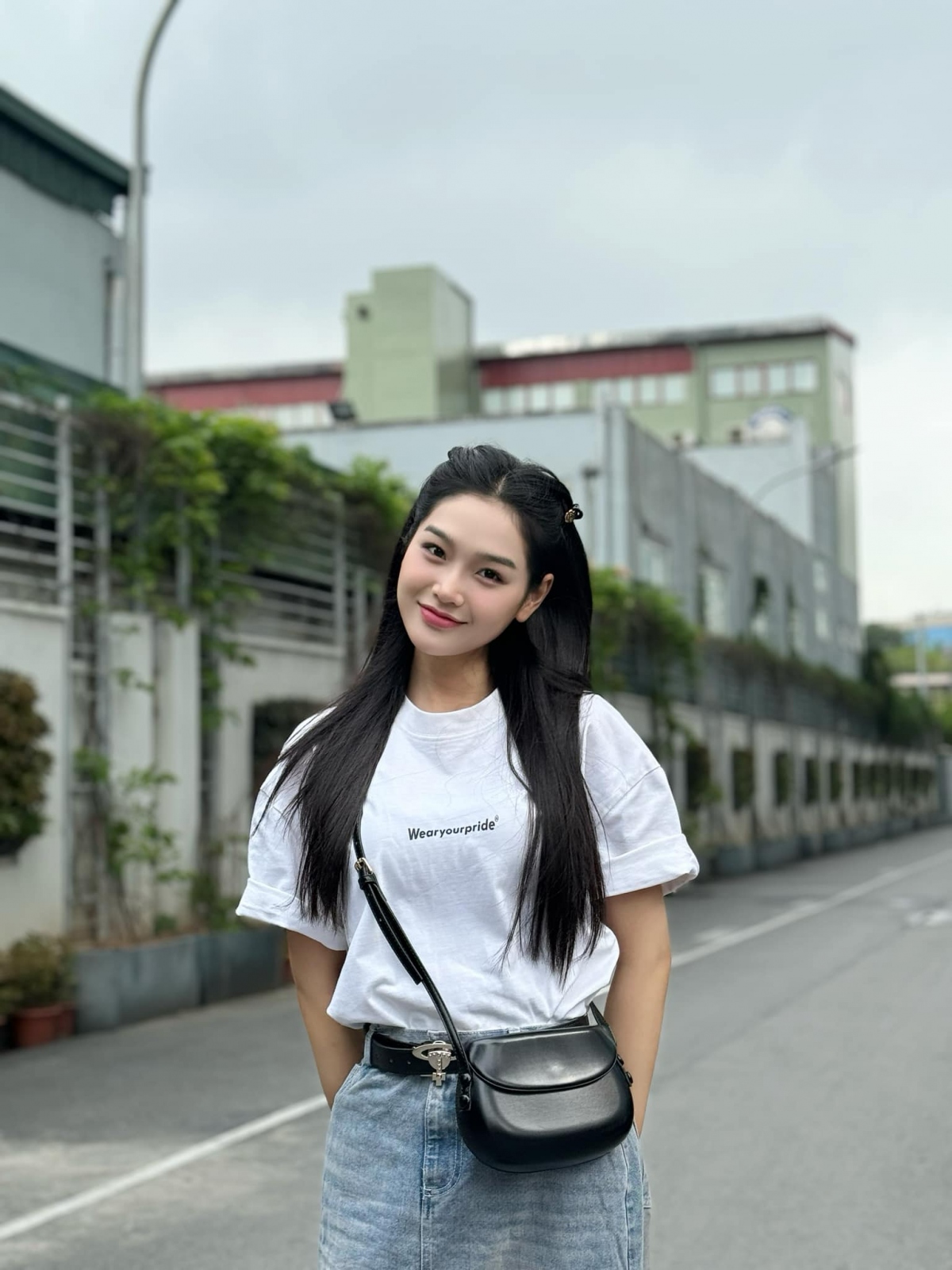 Thay vì trang điểm đậm, ăn mặc sexy, Cù Thị Trà ở hình ảnh mới năng động và kín đáo.