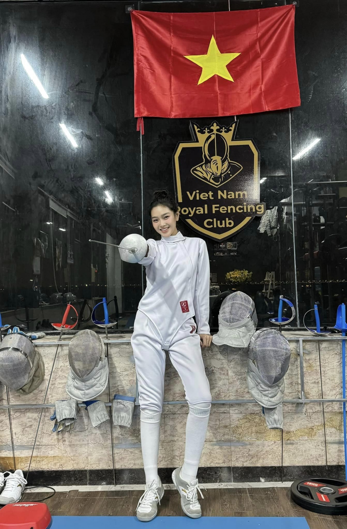 "Bản thân tôi luôn muốn thay đổi hình tượng xem có làm tốt được dạng vai khác hay không. Khó khăn ở nhân vật này là một vận động viên đấu kiếm. Tôi phải đi tìm phòng tập để có trải nghiệm cho nhân vật. Đạo diễn yêu cầu tôi phải 3 cùng: cùng sống, cùng ngủ, cùng tập với các vận động viên. Tôi cố gắng vượt qua giới hạn của bản thân. Dù không thể giống một vận động viên đấu kiếm thực thụ 100% nhưng tôi đã cố gắng rất nhiều", nữ diễn viên chia sẻ.