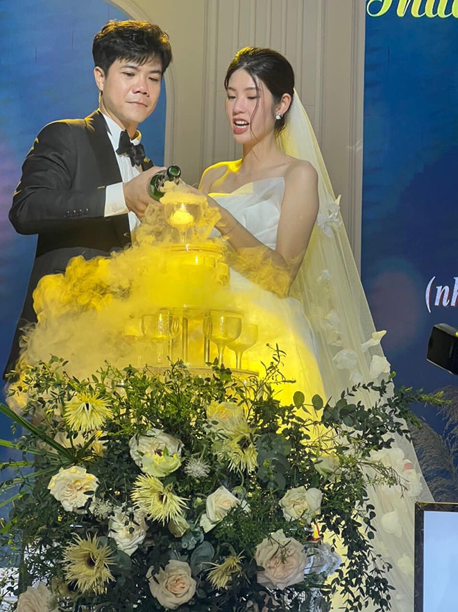 Mẹ Đinh Mạnh Ninh nói hành trình hạnh phúc của hai con mới chỉ đi được 1/3 chặng đường, hy vọng gia đình hai bên sẽ cùng nhau chung sức để hoàn thành tốt đẹp hai phần còn lại.