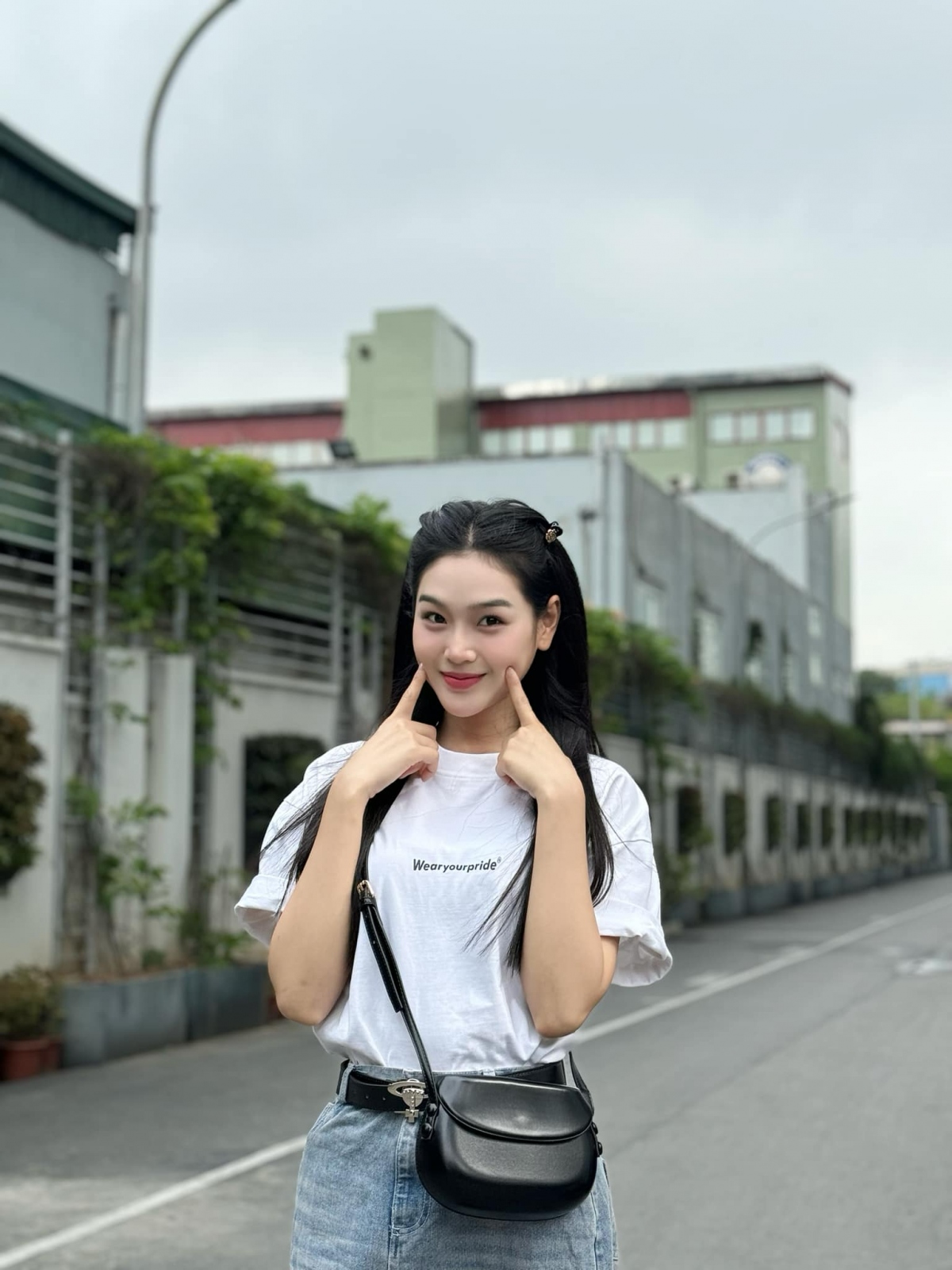 Nữ diễn viên tâm sự trước đây, mọi người vẫn quen với hình ảnh gợi cảm, hiện đại của cô. Nhưng với phim "Những nẻo đường gần xa", Cù Thị Trà muốn mang đến cái nhìn khác biệt với một nhân vật cá tính nhưng tình cảm, dễ thương.