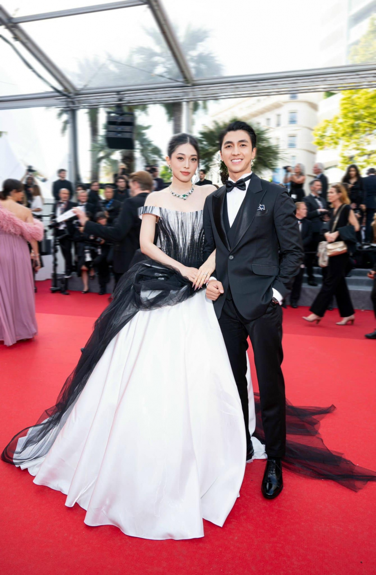 Trong ngày thứ 11 của LHP Cannes 2024, Bình An - Phương Nga là cặp sao Việt duy nhất tham dự buổi công chiếu phim hoạt hình La Plus Precieuse Des Marchandises (The Most Precious Of Cargoes) bên cạnh nhiều nghệ sĩ quốc tế. Á hậu Việt Nam 2018 lộng lẫy và kiêu sa với bộ cánh từ NTK Lê Thanh Hòa, ông xã cô chọn vest bảnh bao, có tone đen - trắng matching với trang phục của vợ.