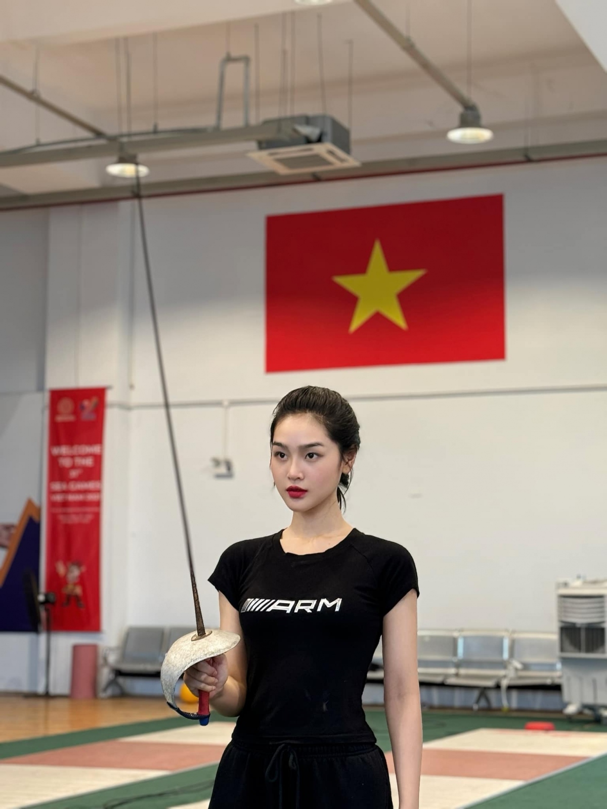 Đảm nhận vai diễn vận động viên đấu kiếm Phương Đông, người đẹp 9X gây bất ngờ vì xuất hiện với vẻ ngoài nữ tính, chứ không khiến người xem tức giận như lúc đóng tiểu tam Anh Thu ở "Chúng ta của 8 năm sau". 