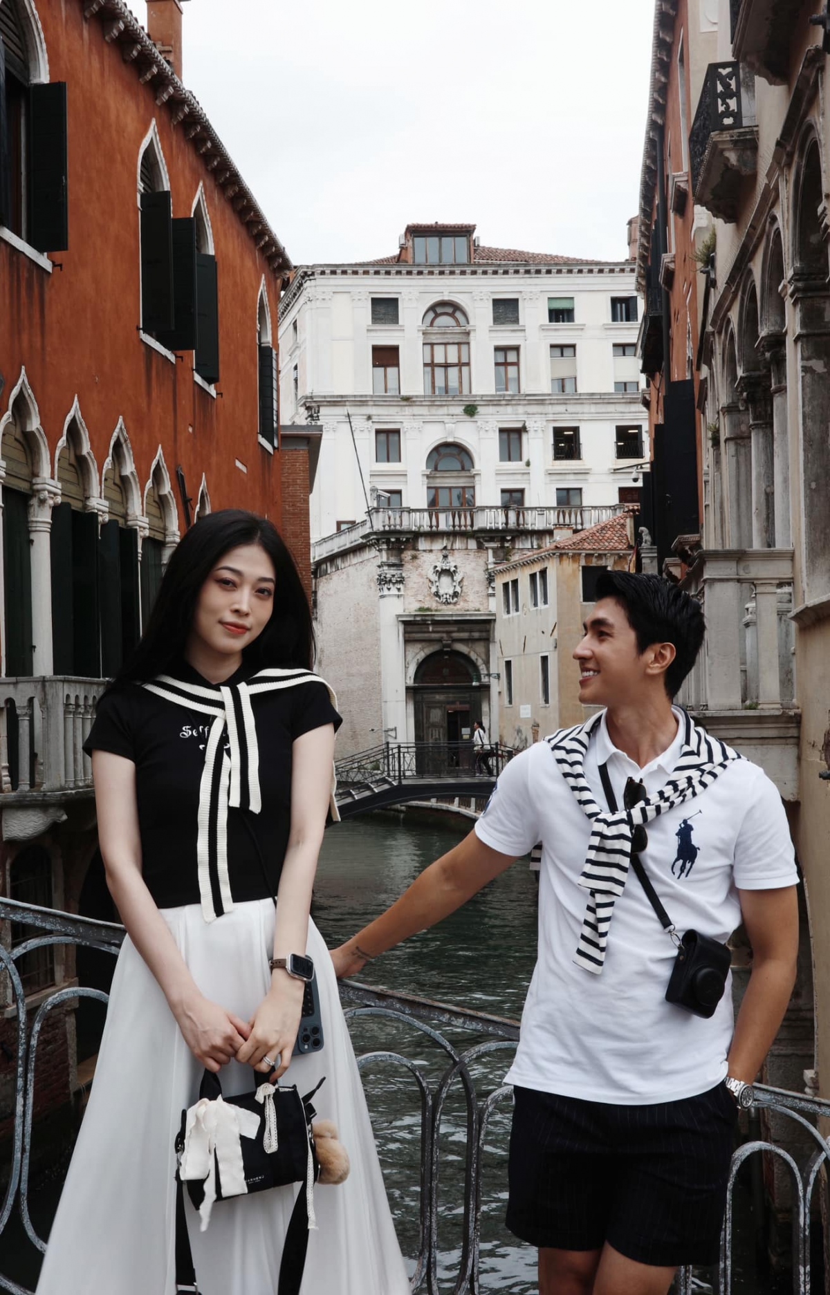 Bình An đăng ảnh tình tứ cùng vợ - Á hậu Phương Nga: “Ai đó bảo Venice sắp chìm, không, là em chìm trong ánh mắt của tôi thôi”