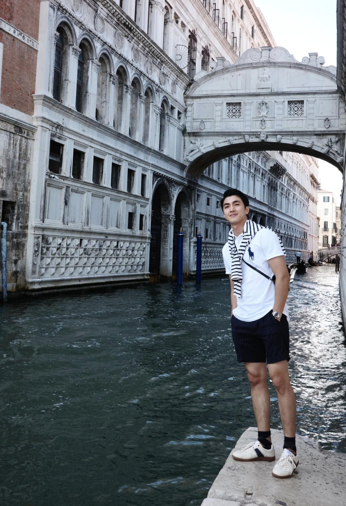 Bình An khoe ảnh vợ chụp khi cả hai du lịch tại Italy: “Nhờ du khách người Russia chụp ảnh, đẹp phết”
