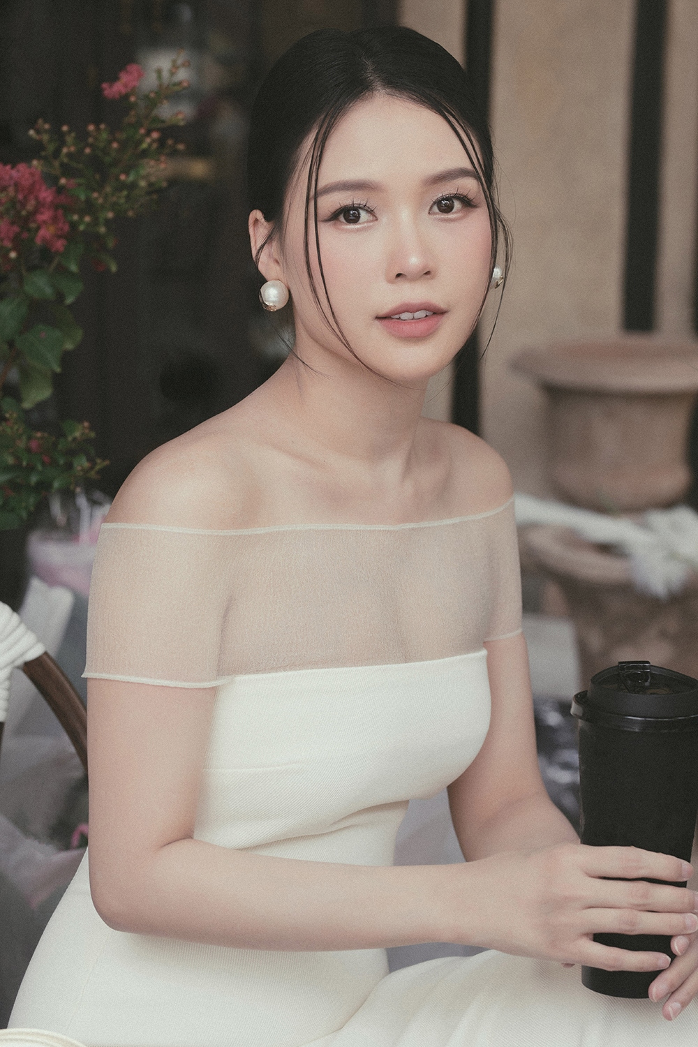 "Hiện tại Sam vẫn đang nuôi 2 bé bằng sữa mẹ, trộm vía là mọi thứ đã vào guồng. Làm mẹ rồi Sam mới hiểu vất vả chăm con là như thế nào. Mặc dù ở nhà vẫn có chồng, mẹ và mọi người phụ giúp nhưng do muốn tự mình chăm con nên trong những ngày mới từ bệnh viện về, có lúc Sam không làm chủ được cảm xúc.