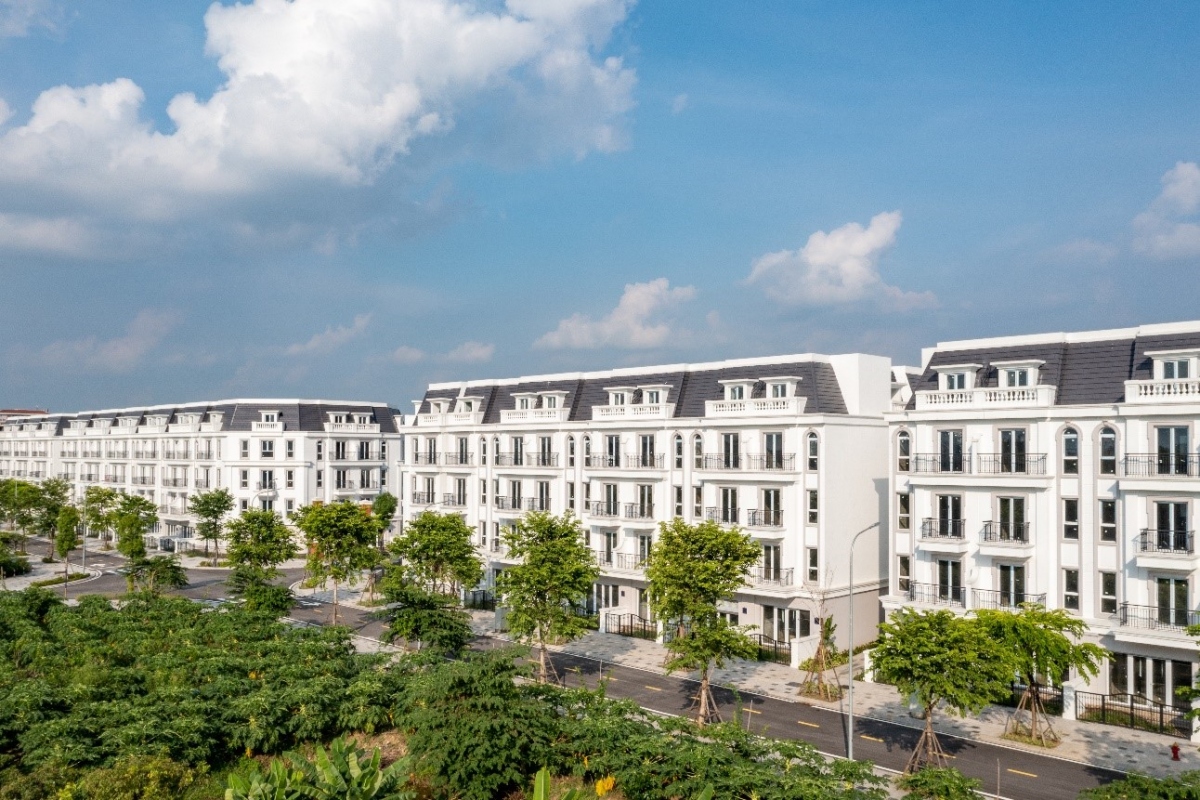 Đặc biệt, từng chi tiết vật liệu làm đường, làm cửa tại khu đô thị cũng được lựa chọn tinh tế và chỉn chu. Không sử dụng bê-tông thông thường để tiết kiệm chi phí, chủ đầu tư dự án quyết định lát vỉa hè và vườn hoa bằng đá cao cấp. Toàn bộ biệt thự và shophouse đều sử dụng cửa hộp kính Eurowindow, đảm bảo cho không gian nội thất được yên tĩnh và ổn định nhiệt độ với bên ngoài.
