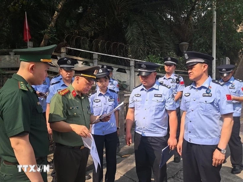 Lực lượng chức năng hai nước tiến hành các thủ tục trao trả 4 người Trung Quốc nhập cảnh trái phép vào Việt Nam.