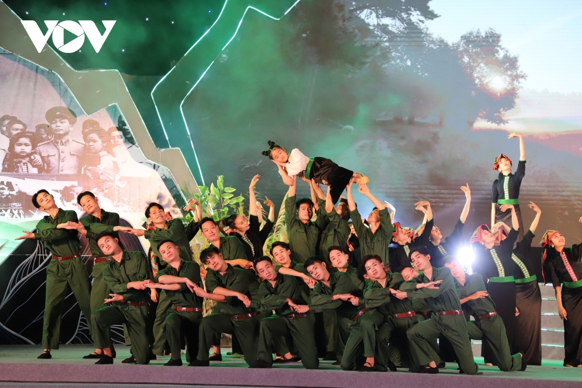 More than 100 professional and amateur actors come together to deliver impressive performances to audiences.
