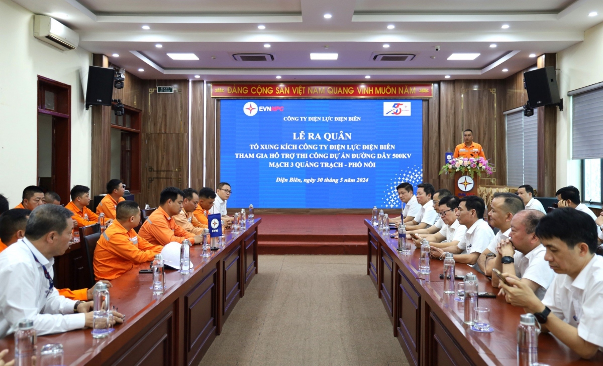 Lãnh đạo gặp măt Đội xung kích trước lên đường làm nhiệm vụ.