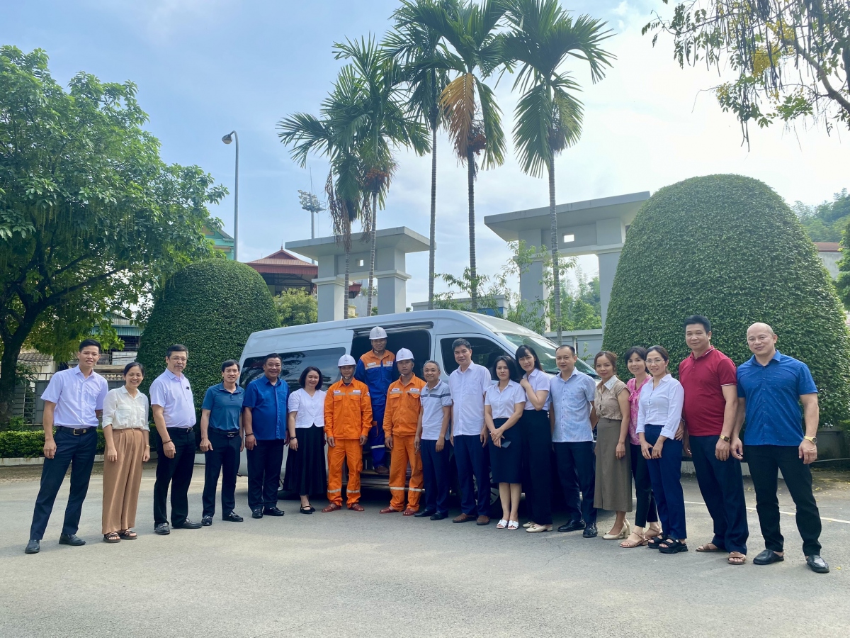 Đội xung kích của Điện lực Điện Biên lên đường làm nhiệm vụ