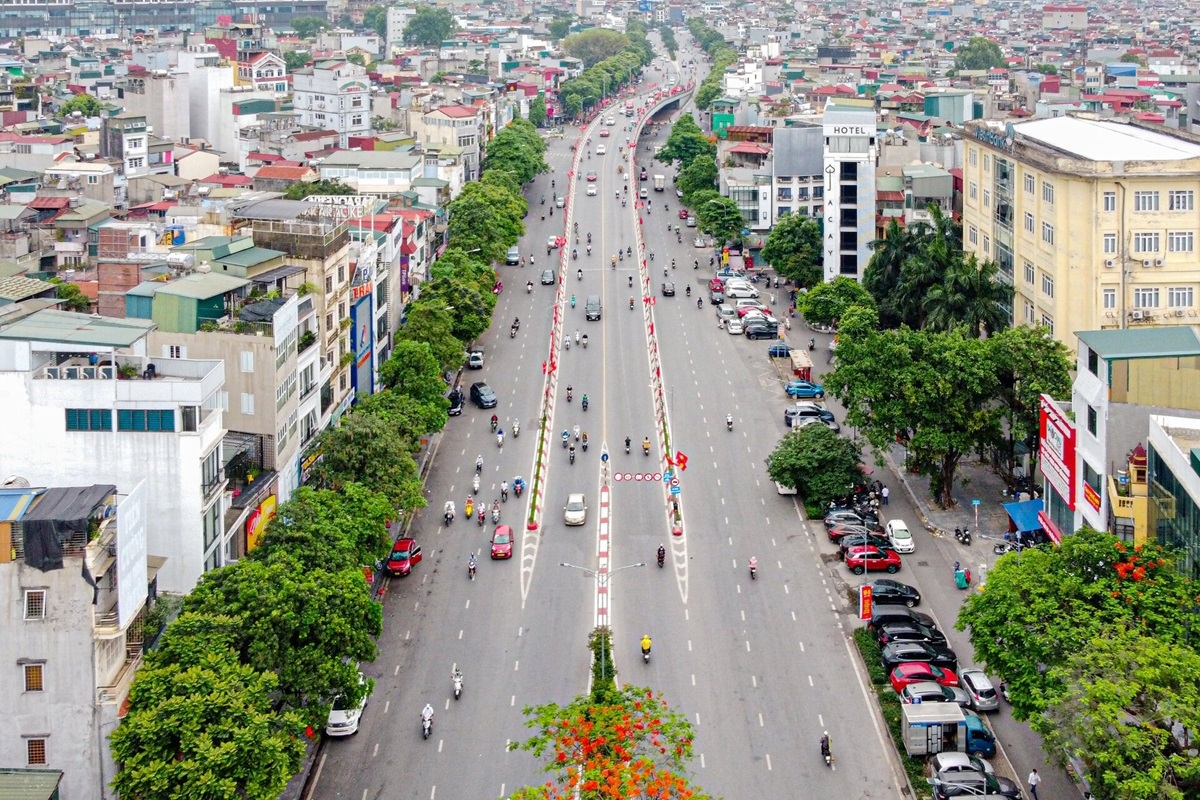 Tuyến đường kéo dài từ nút giao Lò Đúc - Trần Khát Chân - Kim Ngưu đến đê Nguyễn Khoái. Mỗi bên đường có 3 làn xe chạy, với chiều rộng 50m.