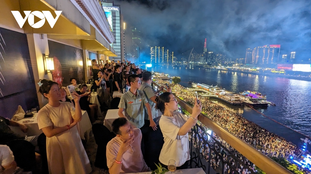 Many families choose high-rise balconies of 5-star hotels to see the fireworks display more clearly.