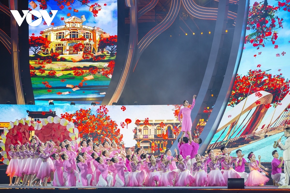Following the opening ceremony is a special art programme promoting Hai Phong’s historical and cultural values, as well as its tourism potential.