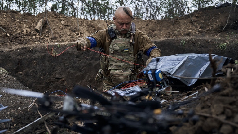 Binh sĩ Ukraine điều khiển máy bay không người lái ở vùng Kharkov. Ảnh: Getty Images