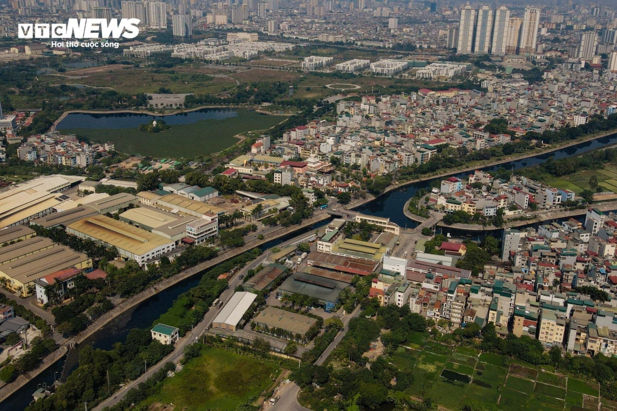 Sông Nhuệ dài 62km, chảy qua các quận Bắc Từ Liêm, Nam Từ Liêm, Hà Đông và các huyện Thanh Trì, Thanh Oai, Thường Tín, Phú Xuyên, Ứng Hòa.
