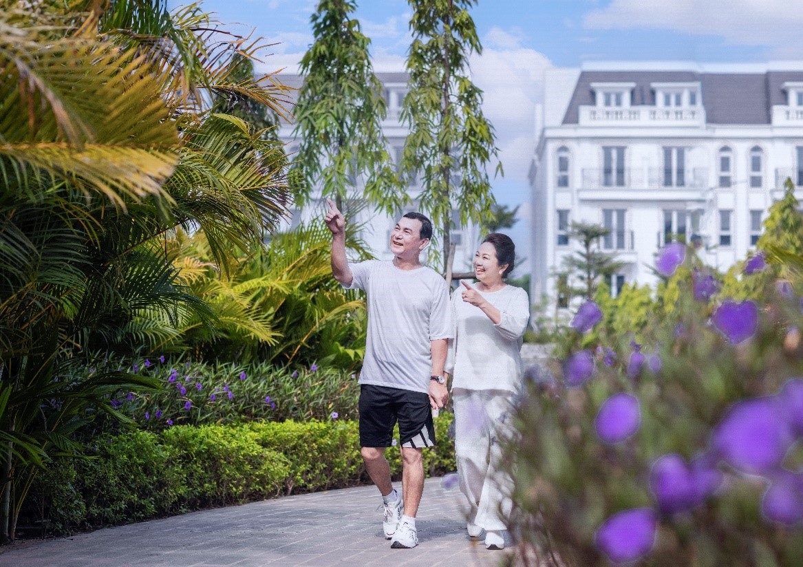 Sáng sớm, chạy bộ giữa không gian xanh mát, hoa nở thơm ngát và bầu không khí trong lành bên cung đường ngập tràn hoa luôn là niềm yêu thích của đa số cư dân tại Eurowindow Twin Park.