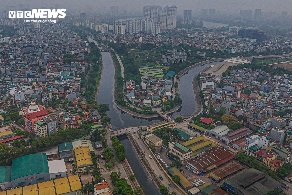 Các dòng sông ô nhiễm trầm trọng, màu nước đen kịt, rác kẹt dòng, bốc mùi hôi thối, ảnh hưởng cuộc sống của người dân.