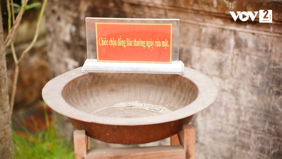 Chiếc chậu đồng, bể nước đặt ngoài sân mà Bác Hồ đã sử dụng.