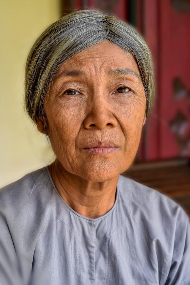 Với vóc dáng nhỏ nhắn, gương mặt phúc hậu, nghệ sĩ Thanh Hiền thường đảm nhận những vai người bà, người mẹ khắc khổ, nhân hậu trên màn ảnh nhỏ.