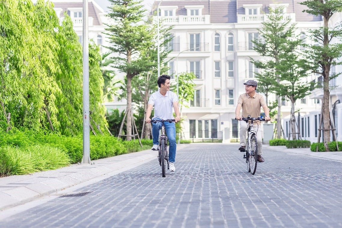 Những ngày cuối tuần hay mỗi chiều về, hai bể bơi ngoài trời sẽ là tận hưởng làn gió mát và chìm đắm trong làn nước xanh trong. Ba khu vườn chủ đề, những con đường thoáng rộng là nơi cả nhà vừa thong dong đạp xe, vừa ngắm hoàng hôn. Nhờ thế, cuộc sống tại Eurowindow Twin Parks vừa đủ bình yên tĩnh tại, vừa đủ tiện nghi hiện đại đúng chất nghỉ dưỡng tại gia.