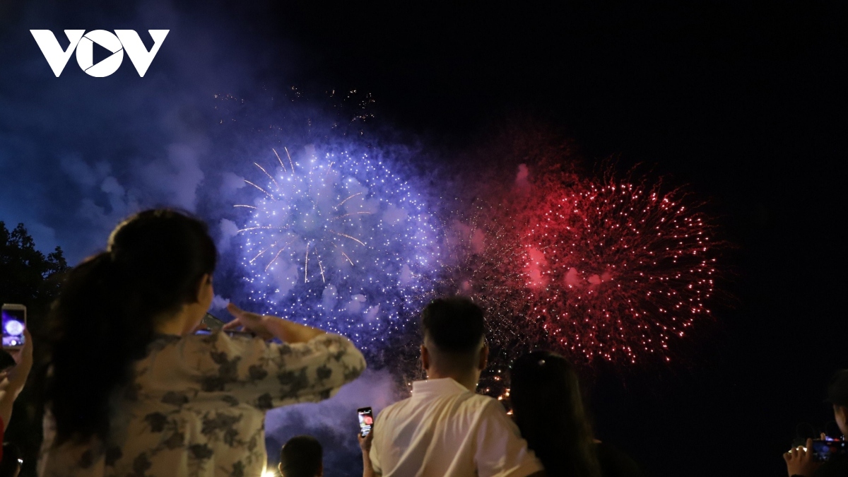 This year, Ho Chi Minh City puts on the fireworks display at 16 venues, including a venue for a high-range fireworks display, with funding from non-State sources.