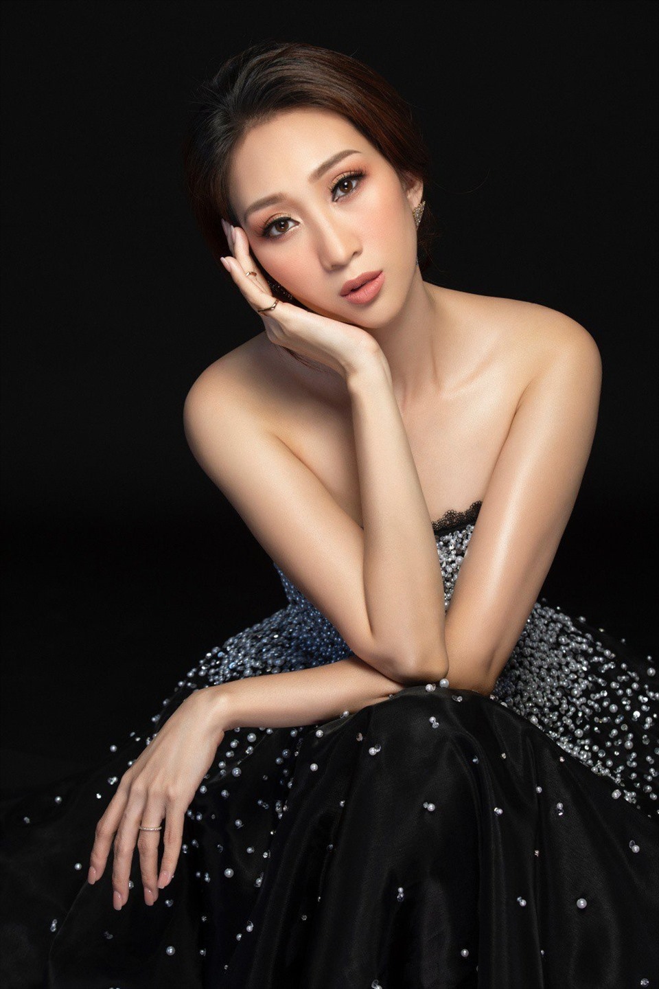 Ca sĩ Lều Phương Anh vừa xác nhận bị u dây thanh quản, không thể cất giọng và phải hủy loạt show diễn.
