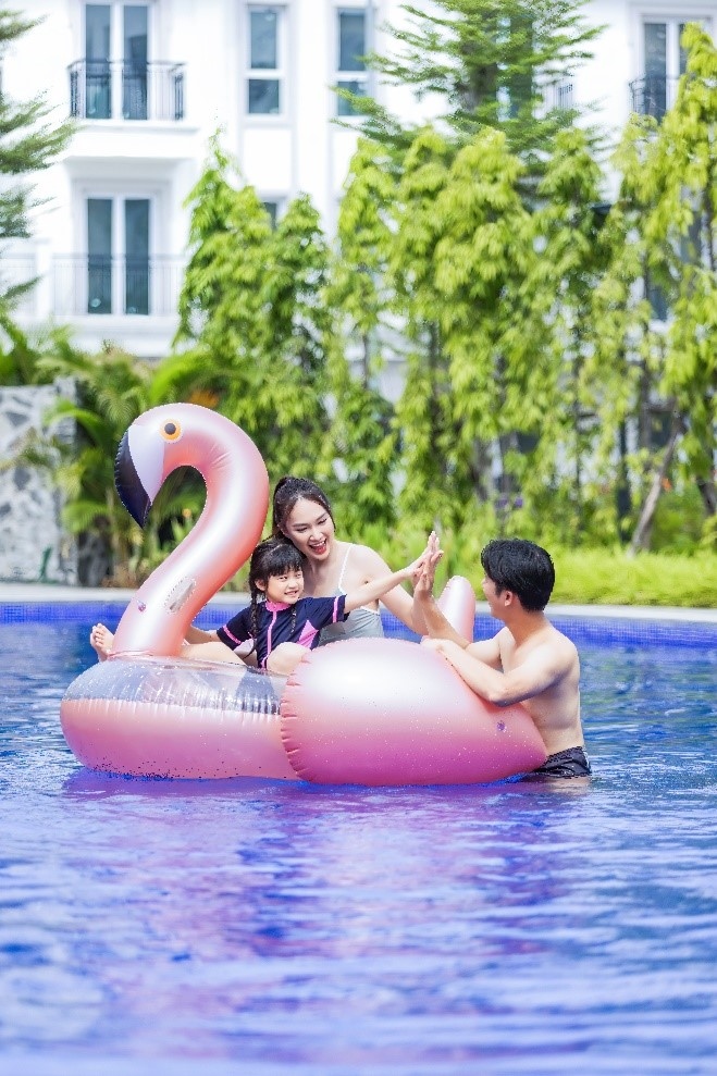 Không chỉ hượng trọn hệ thống tiện ích nội khu, cư dân Eurowindow Twin Parks còn dễ dàng tiếp cận các tiện ích đồng bộ trong khu vực như trung tâm thương mại, trường liên cấp, bệnh viện đa khoa, rạp chiếu phim, biển hồ nhân tạo… nhờ sở hữu vị trí sát trung tâm hành chính Gia Lâm, cách khu đô thị biển hồ Vinhomes Ocean Park chỉ 500m.