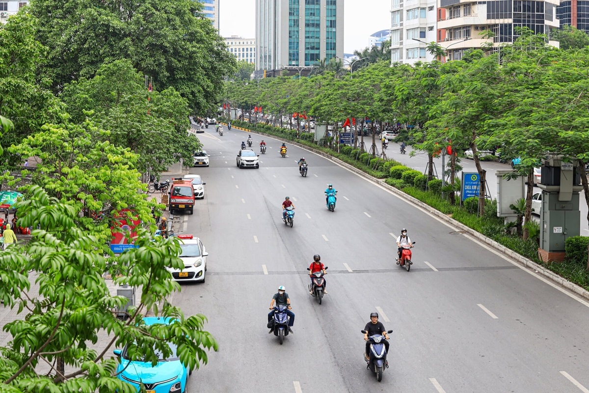 Tuyến đường có chiều rộng 45m, mỗi bên đường được chia thành 4 làn xe.