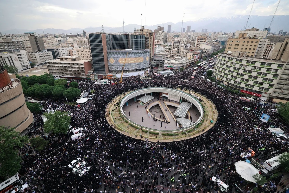 Đám đông tưởng nhớ cố Tổng thống Iran Raisi tại quảng trường Valiasr, trung tâm thủ đô Iran vào ngày 20/5. Ảnh: AFP.