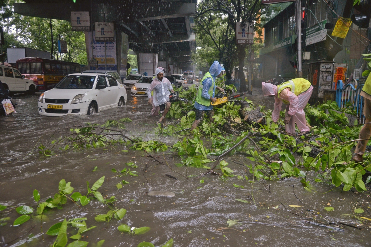 Bão Remal gây ra mưa lớn ở thành phố Kolkata, bang Tây Bengal Ấn Độ. Ảnh: ANI