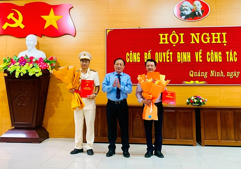 Lãnh đạo tỉnh Quảng Bình tặng hoa chúc mừng Thượng tá Nguyễn Anh Dương và ông Trần Quang Minh
