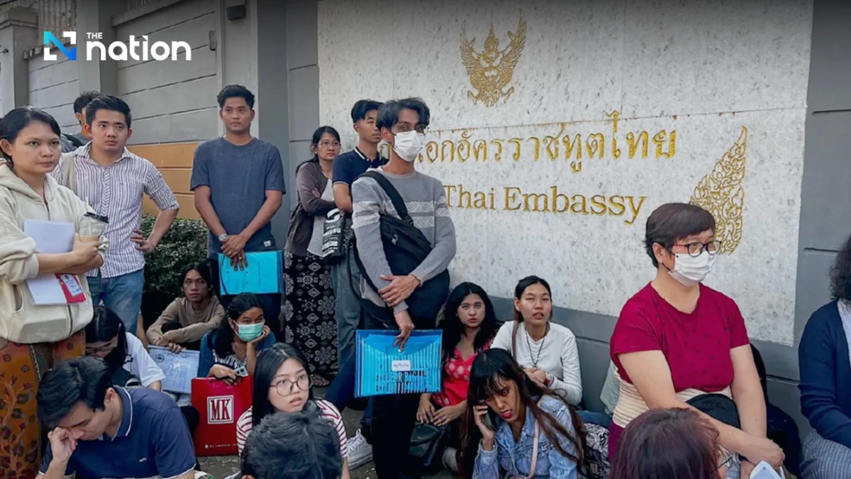 Người dân Myanmar xếp hàng bên ngoài Đại sứ quán Thái Lan tại Yangon, Myanmar. Ảnh: The Nation