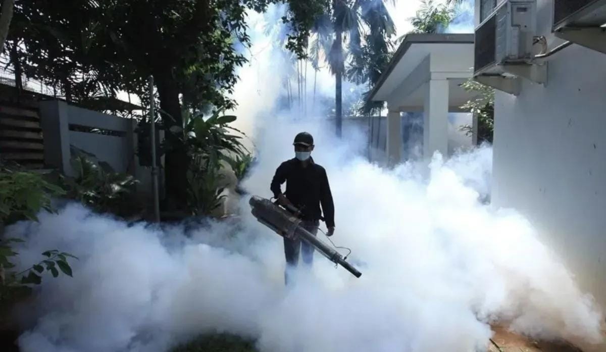 Y tế Indonesia phun thuốc diệt muỗi, phòng chống sốt xuất huyết. Ảnh: Antara News