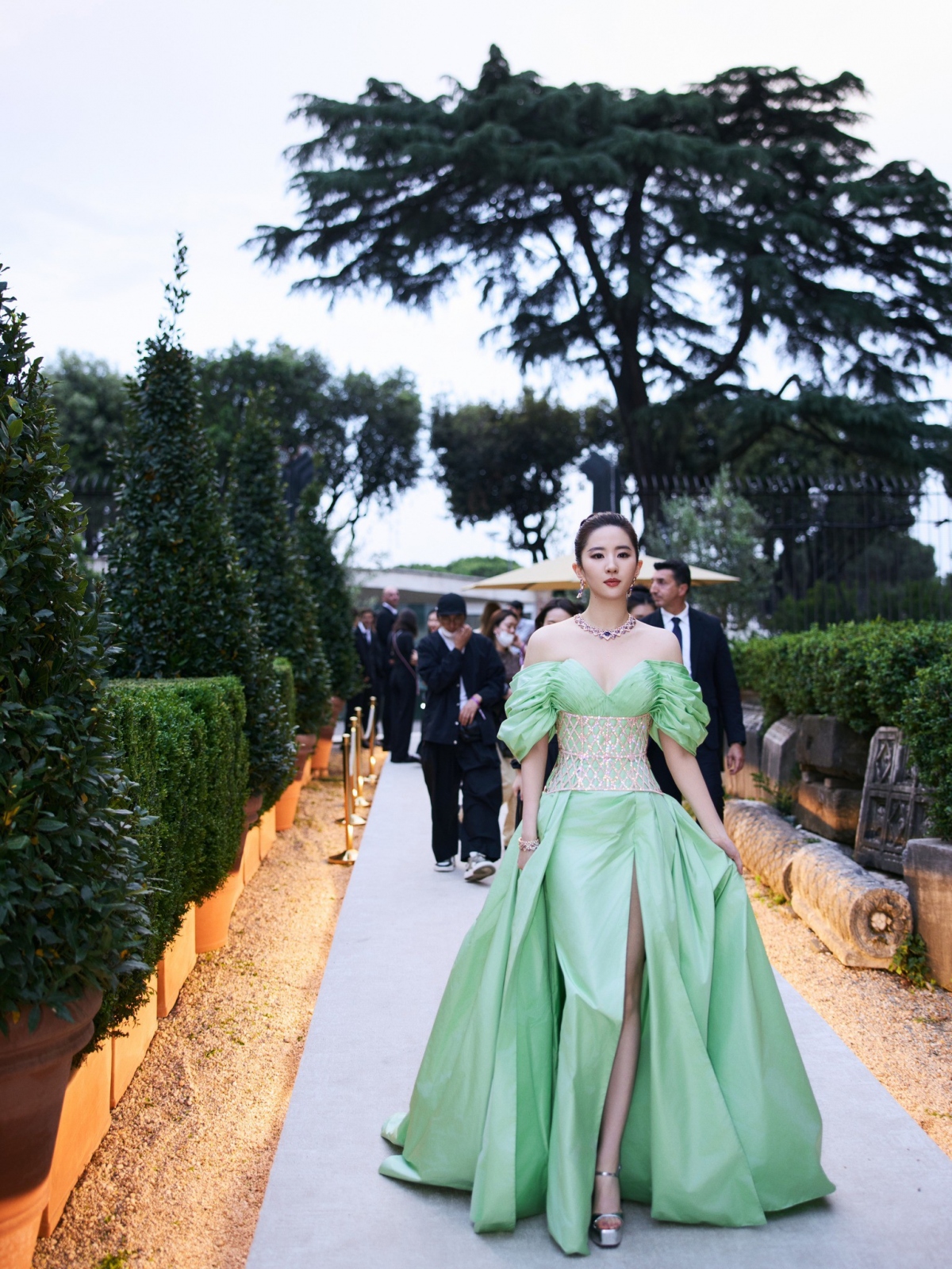 Lưu Diệc Phi chọn cho mình bộ đầm xanh lá trà thuộc bộ sưu tập cao cấp 2024 của nhà mốt Tamara Ralph.