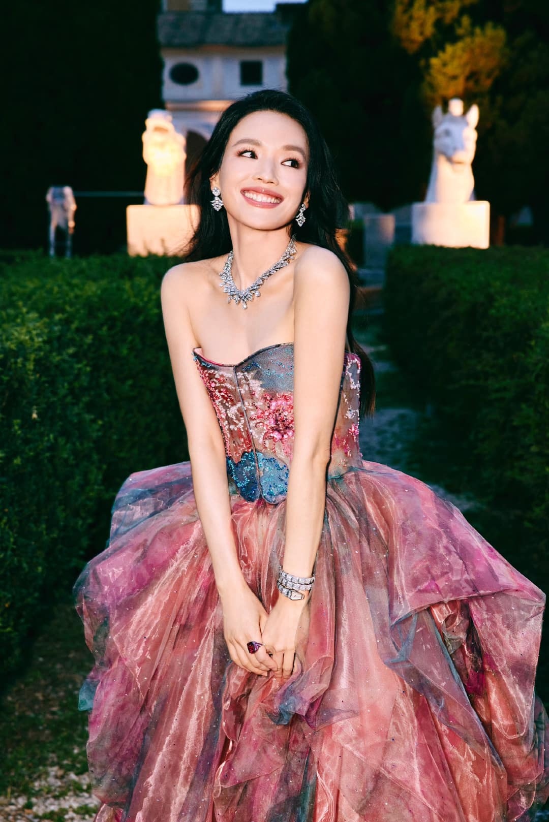 Thư Kỳ xuất hiện với vẻ đẹp rạng rỡ, lộng lẫy như công chúa trong mẫu váy cúp ngực thướt tha, phối màu đẹp mắt.